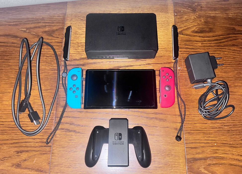 Nintendo Switch Oled 64GB + 2 bolsas+ acessórios