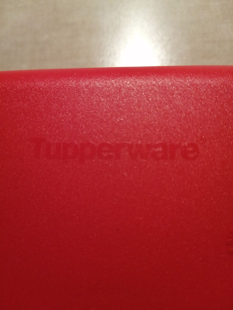 Tupperware czerwone pudełko, świetne na kanapki lub przekąski NOWE!
