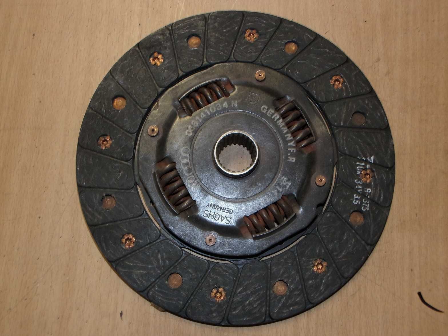 Tarcza sprzęgła 210mm 80 B3 B4 A4 B5 A6 C4 PASSAT 1.4-2.0 08.83-09.01