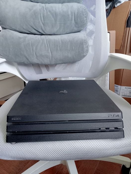 Ps4 pro 1Tb + 2 jogos