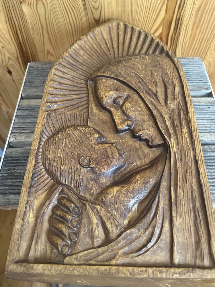 Sprzedam drewnianą płaskorzeźbę Maryi z dzieciątkiem.