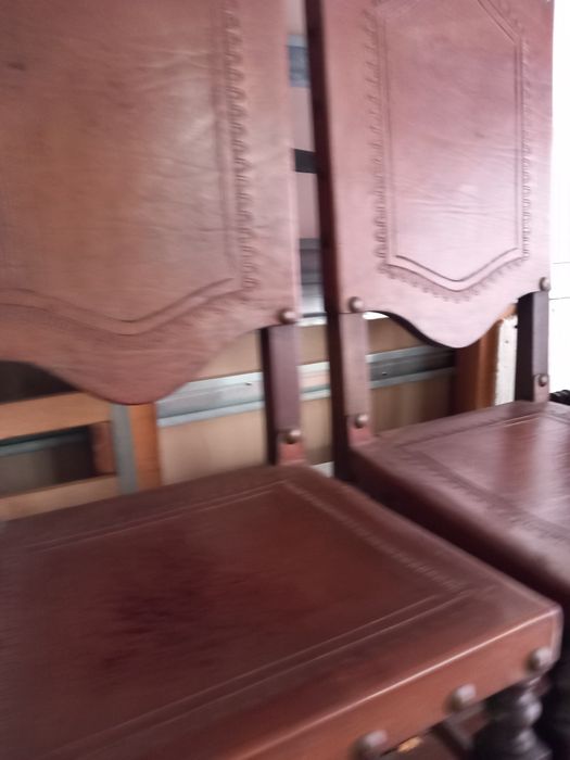 Cadeiras em couro antigas