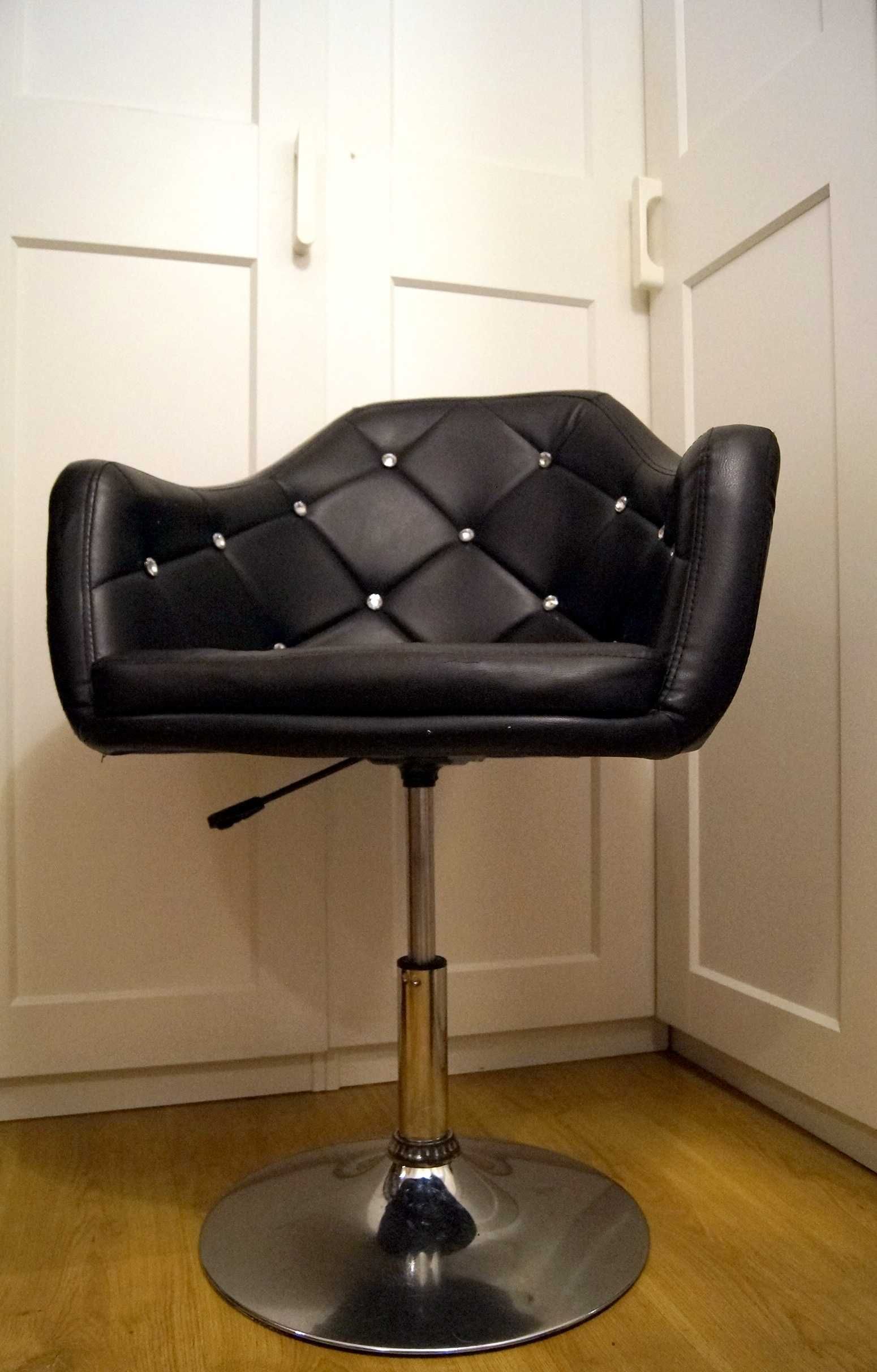 CZARNY HOKER/KRZESŁO OBROTOWE. Fotel glamour, pikowany, kryształki