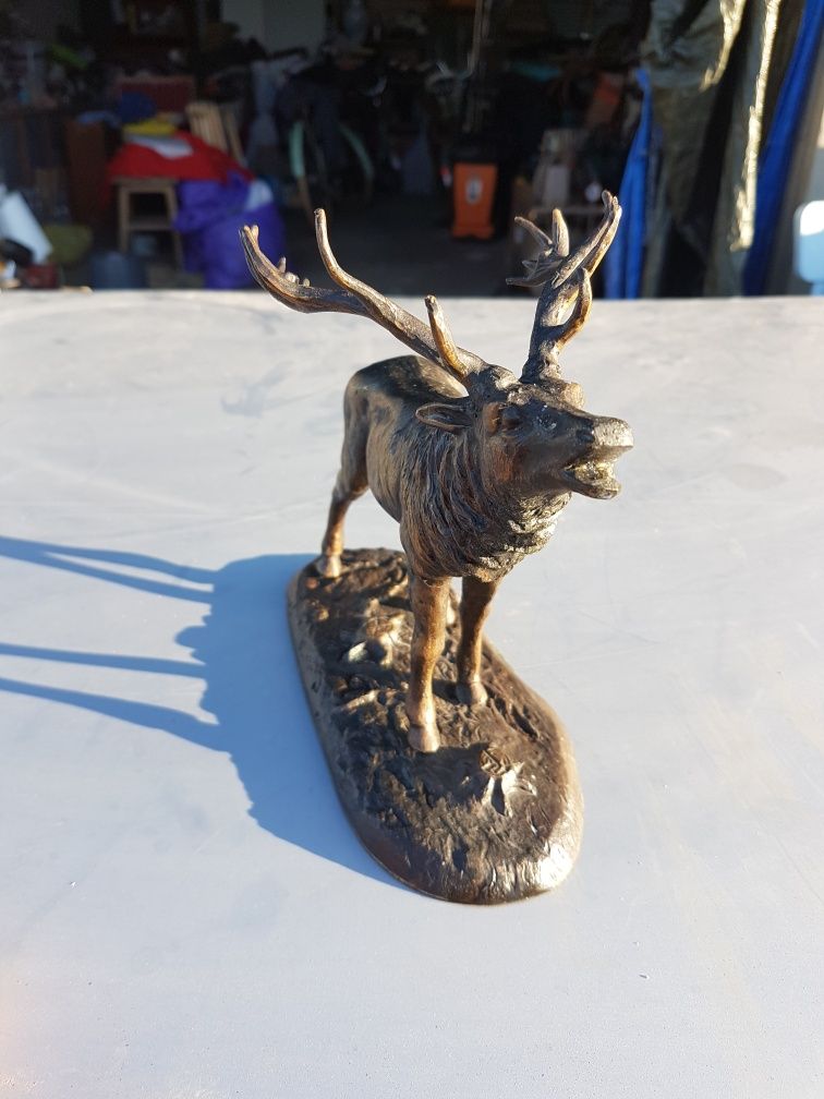 Figurka jelenia z brązu