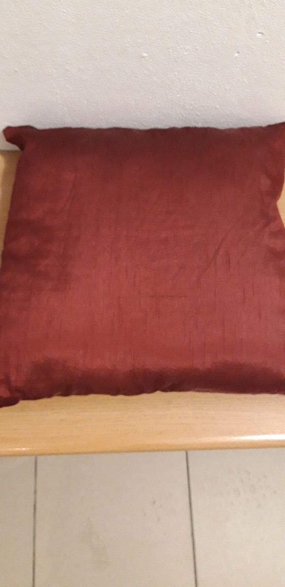 Bordowo czerwona poduszka atlasowe 40 na 40 cm