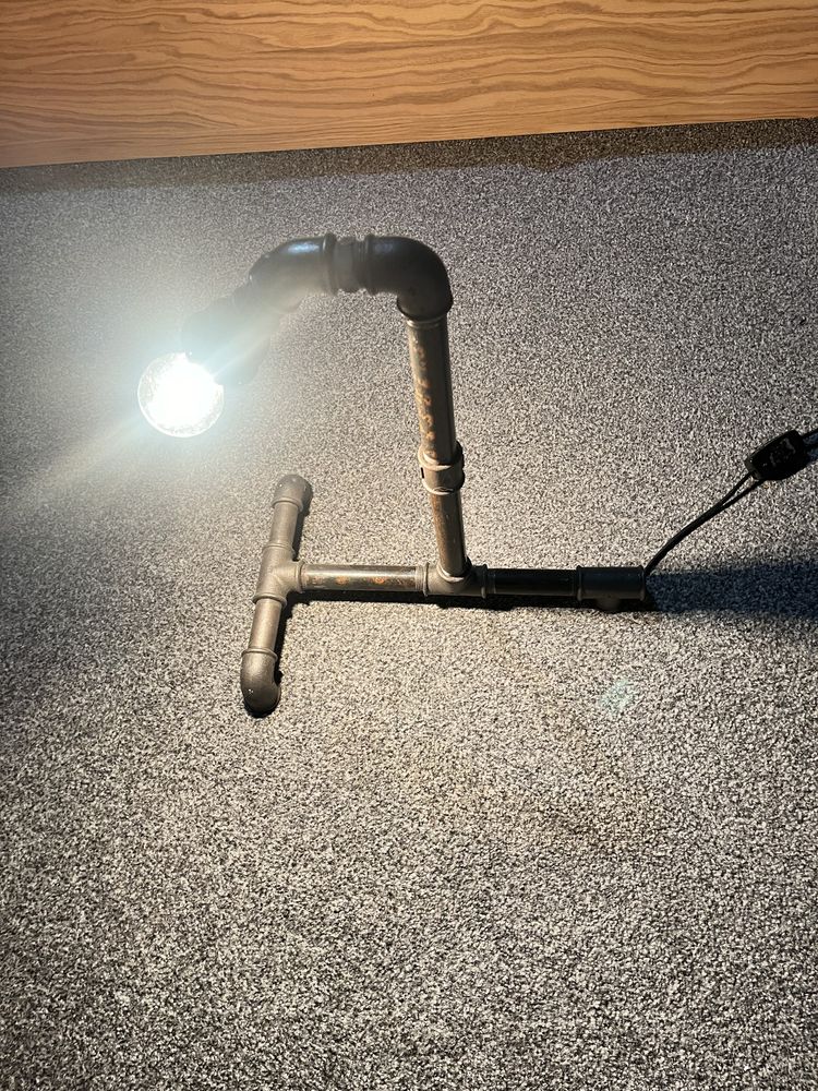 Lampa biurkowa z rurek.