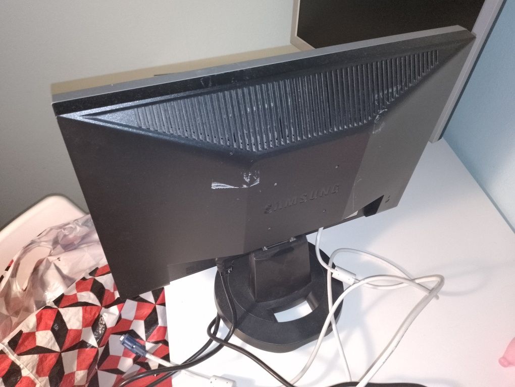 Sprzedam monitor widać na zdjęciach sprawny