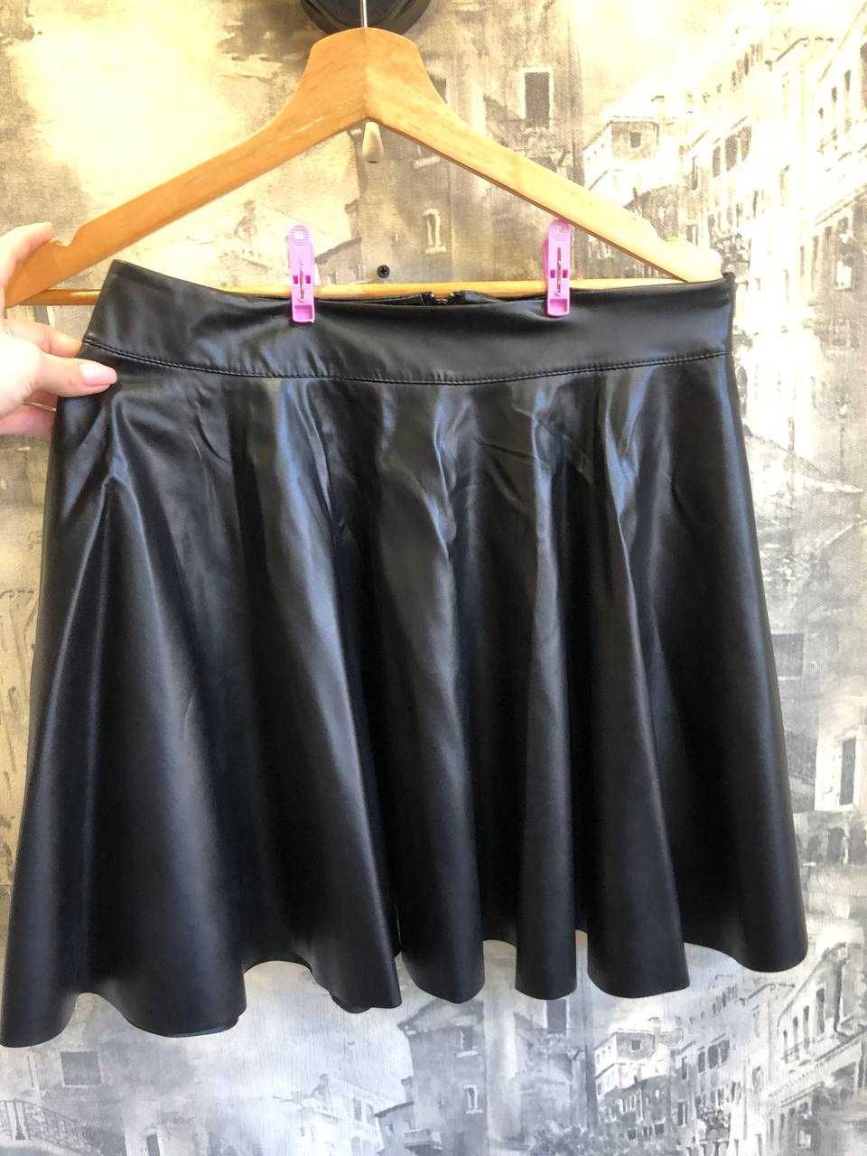 Чорна спідниця міні faux leather