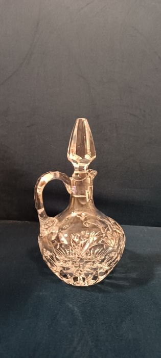 Przepiękna duża karafka kryształowa. Elegancki dodatek na każdy stół.