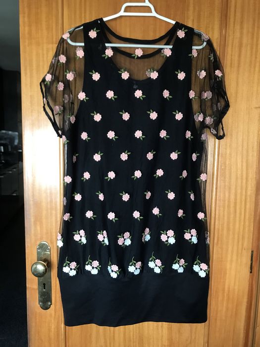 Vestido preto bordado