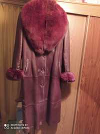 Кожаное женское пальто с мехом и перчатки