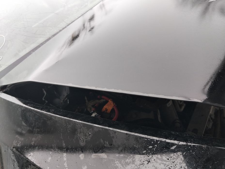 Капот с петлями на tesla y
