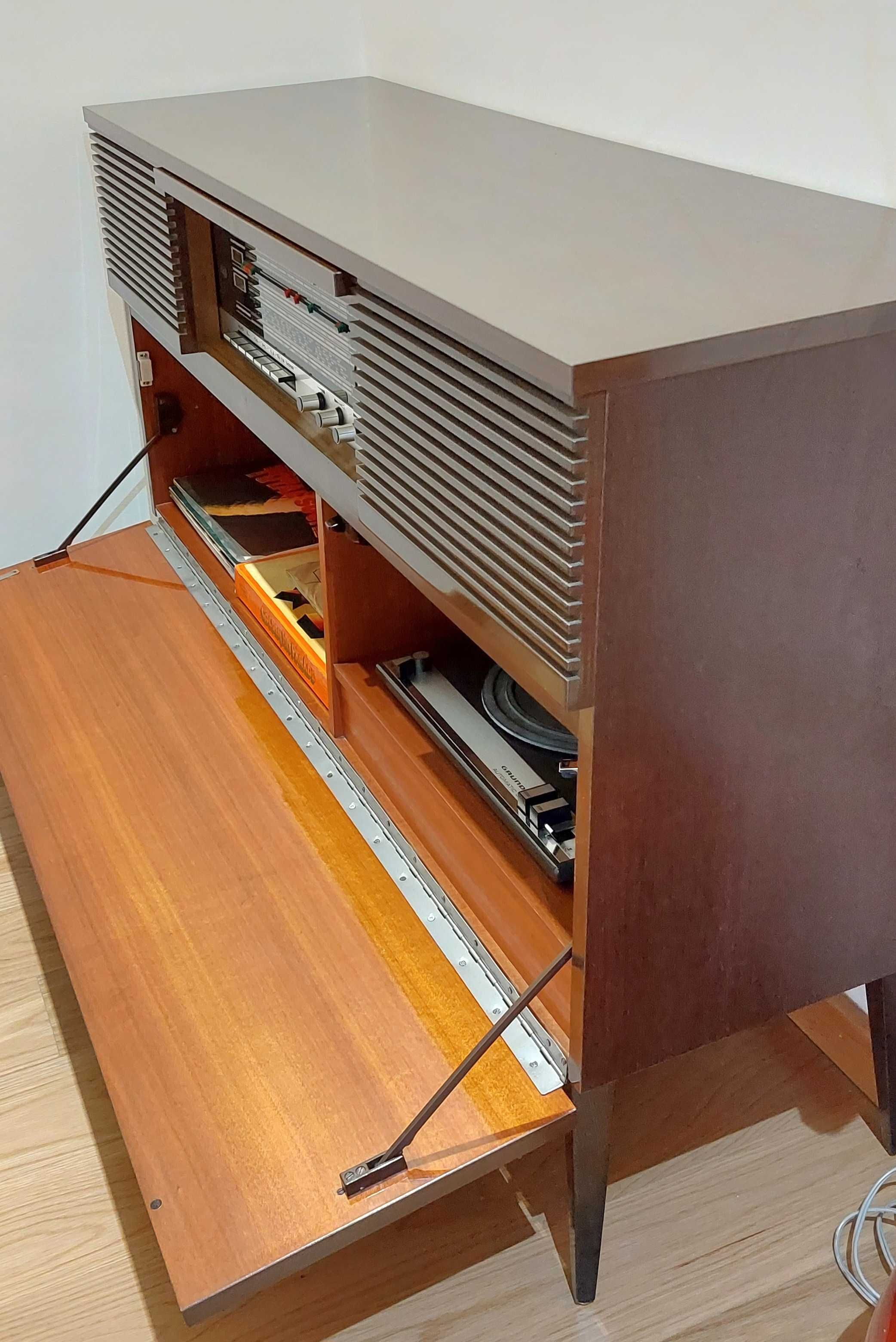 Consola vintage com rádio e gira discos da Grundig
