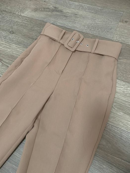 Брюкі жіночі бежового кольору