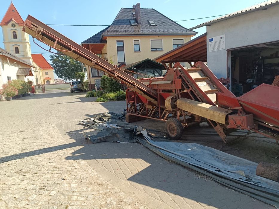 Sortownik z wanną załadowczą i przenośnikami bocznymi