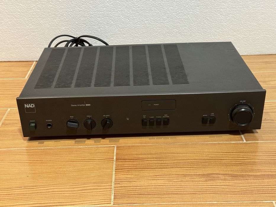 Aplificador NAD Eletronics