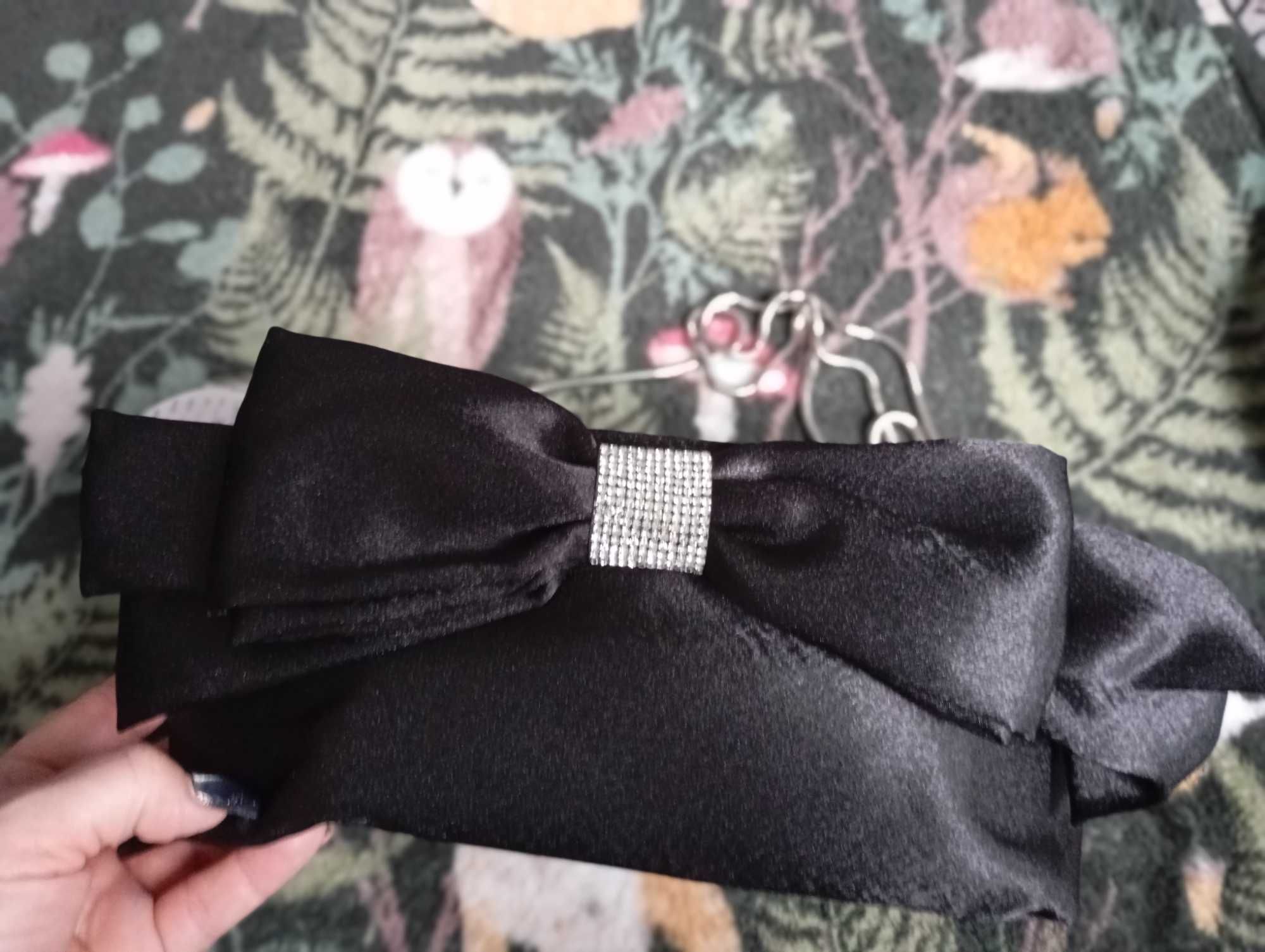 Elegancka torebka kopertówka na cienkim łańcuszku