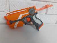 Działający zabawkowy pistolet Nerf z światełkiem