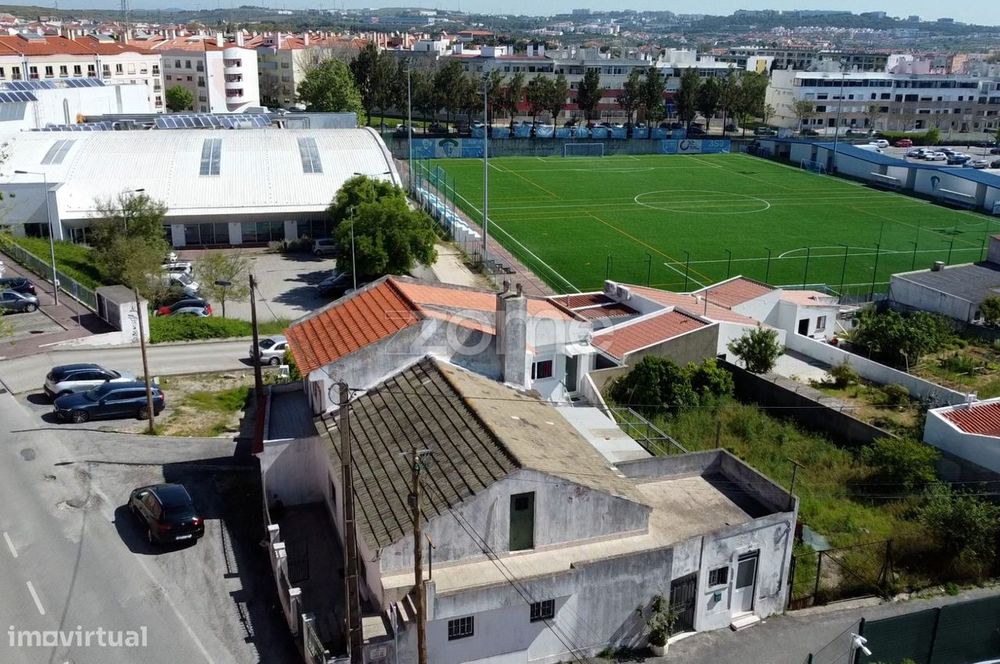 Moradia com duas habitações independentes e sótão no centro da Abób...