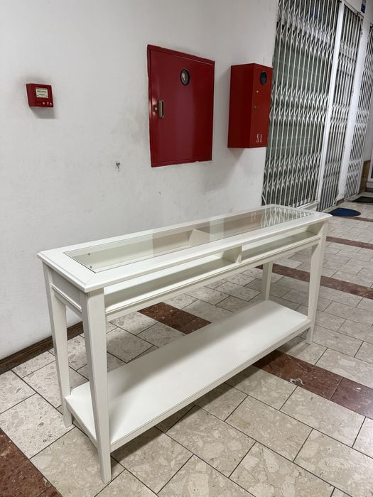 Movel branco com vitrine