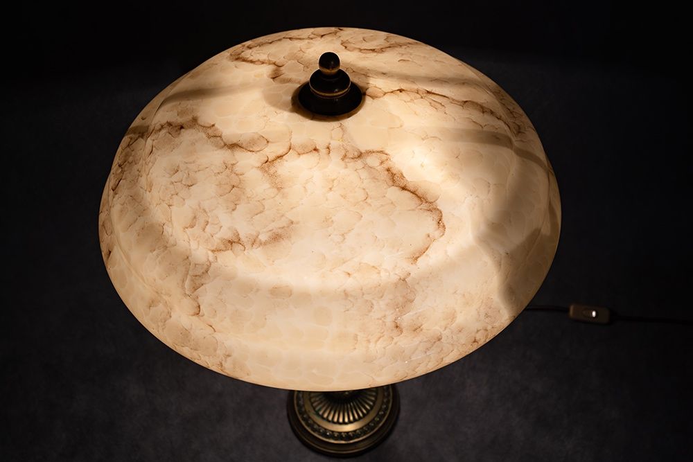 Mosiężna lampa stołowa / biurkowa marmoryzowany klosz lata 30. XX w.