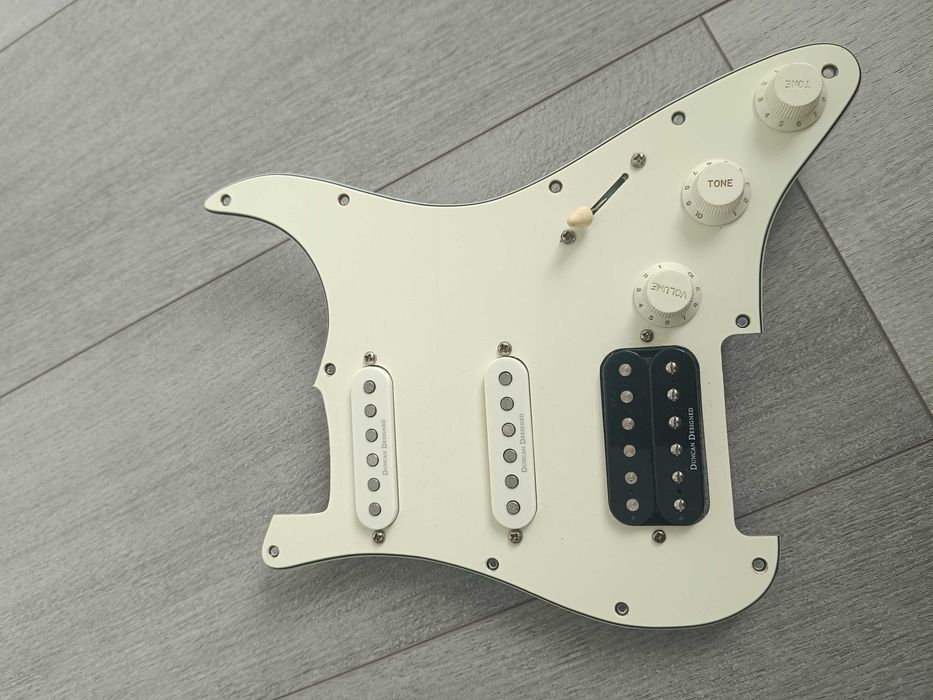 Loaded Pickguard Seymour Duncan Designed HSS para Squier/fender