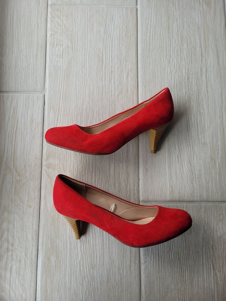 Czerwone buty czółenka szpilki na niskim obcasie zamsz 37