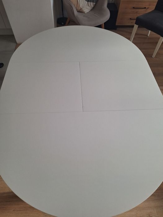 Biały rozkładany stół