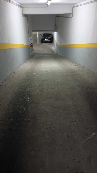 Arrenda lugar estacionamento parqueamento Estrada Falagueira Amadora