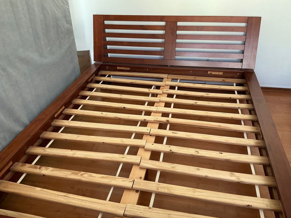 Como nova! Imbatível! Cama de casal em madeira maciça, pesada. Linda!
