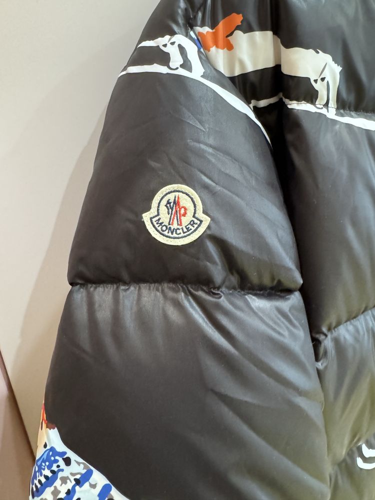 Продам зимнюю курточку в стиле Moncler