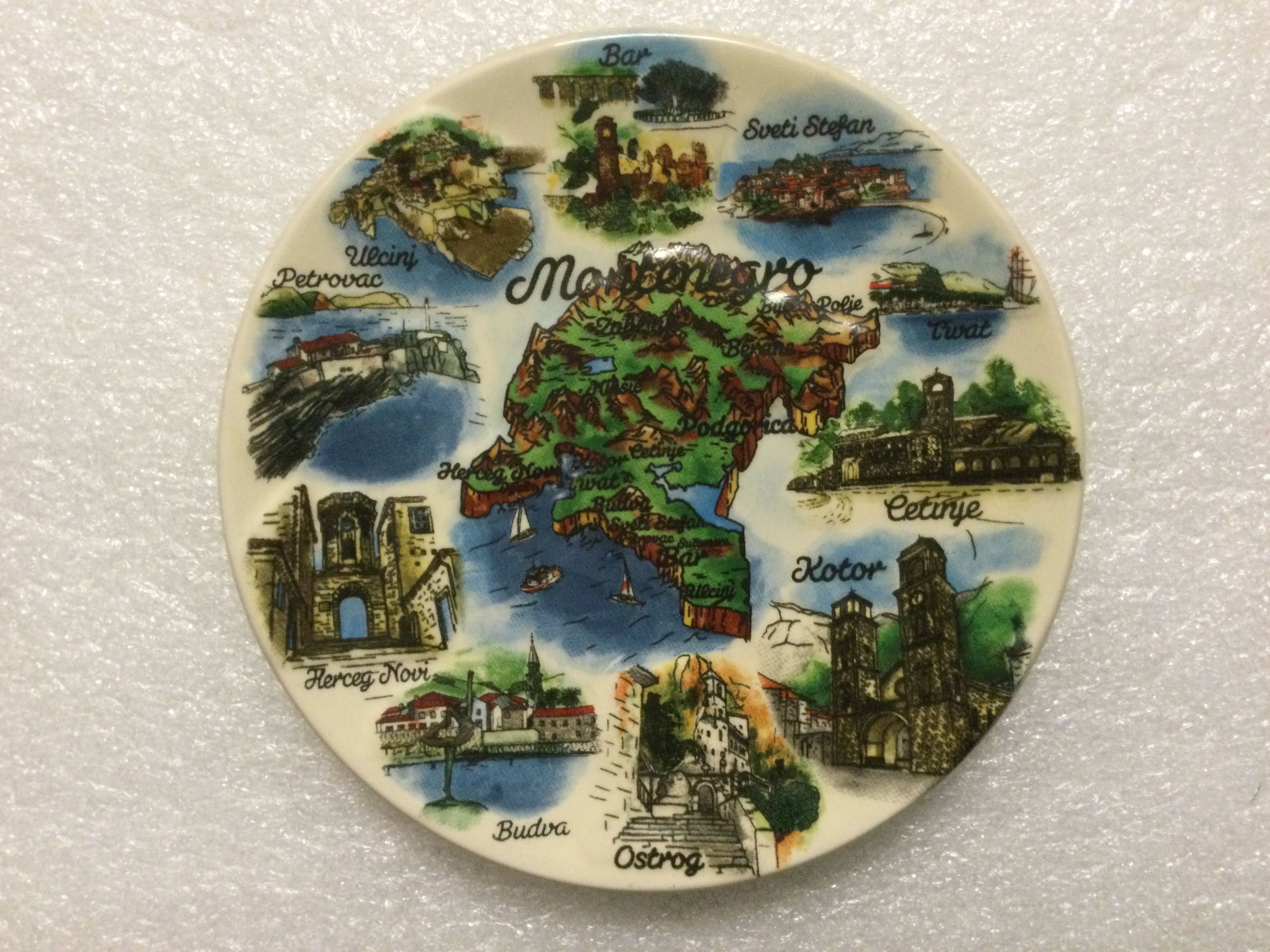 Подборка сувенирных тарелок с картами стран, городов, островов