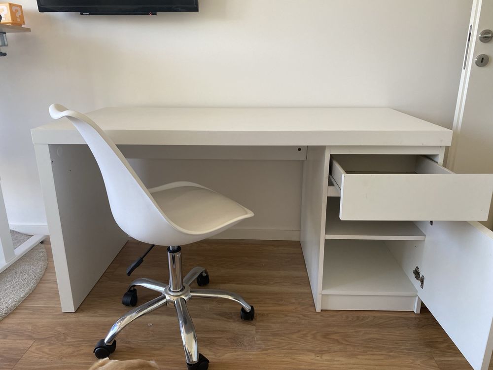 Mesa Secretária MALM IKEA 140x65 com Cadeira