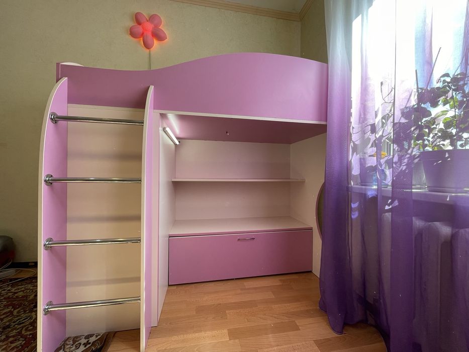 Дитяче ліжко двоповерхове рожеве