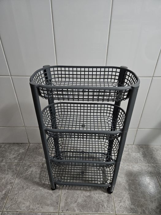 Cesto de Arrumação de 4 parteleiras cinzento em plástico.