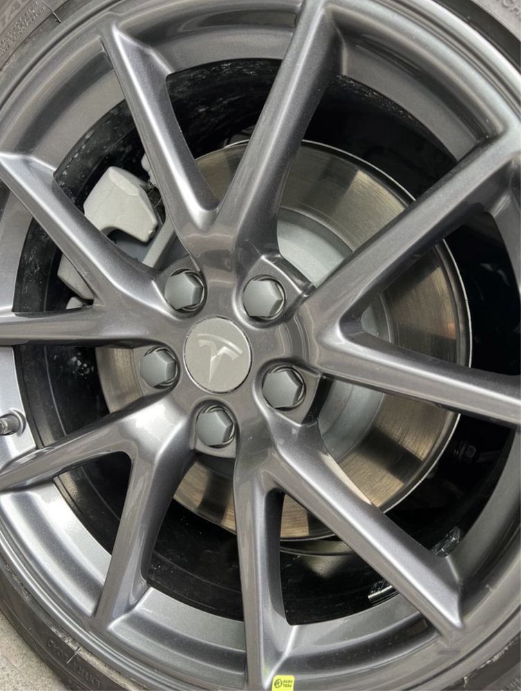 Набор колпачков колес (дисков) Tesla Model 3