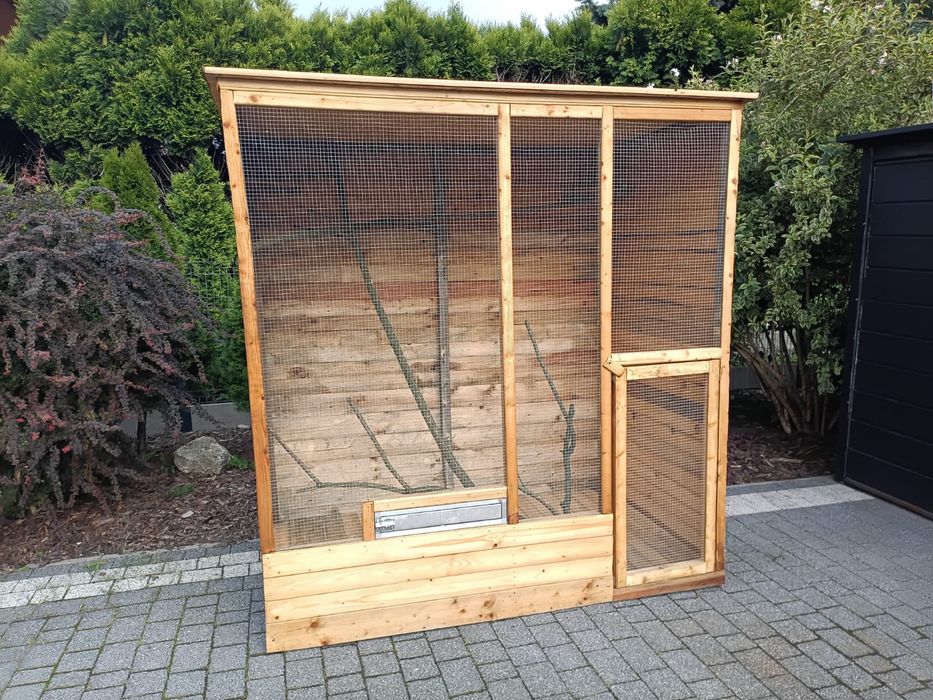 Klatka 2m z karmidłem obrotowym, boazeria, dach papa, patyki w środku