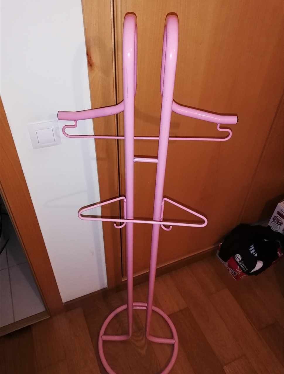 Cabide de roupa em metal rosa