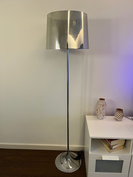 Conjunto de candeeiros ,um de pé alto e outro de mesa