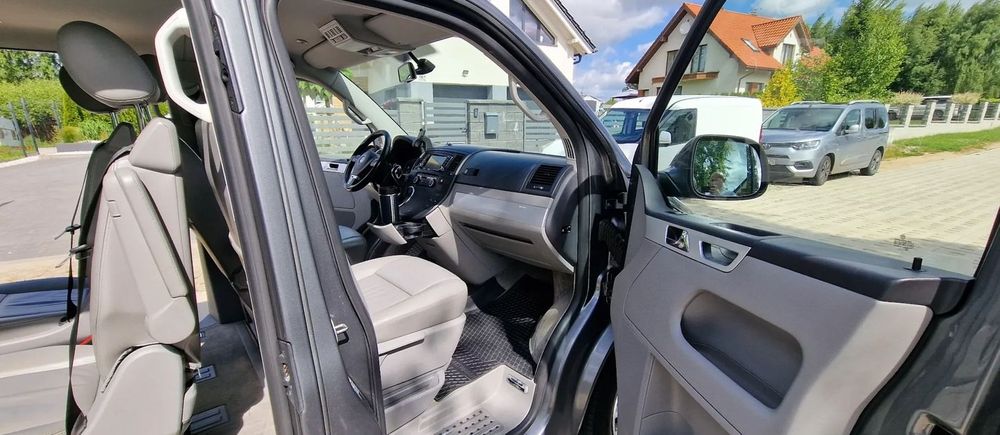 Продаю Volkswagen Multivan 2012 року.