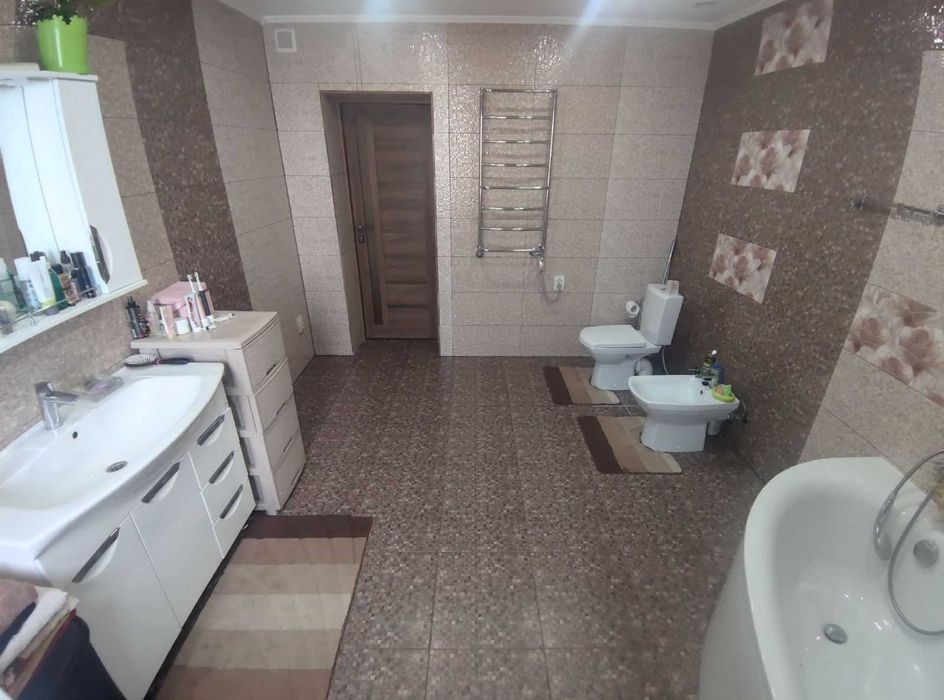 Продається власний сучасний будинок з євроремонтом 
в с. Угерсько