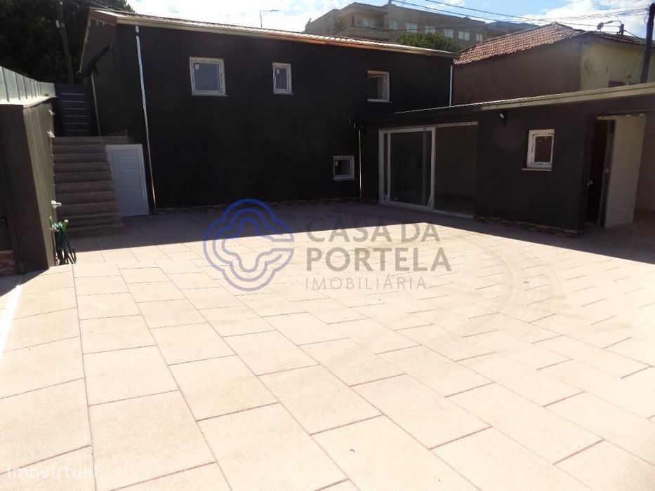 Moradia Térrea Toda Renovada! Com espaço Exterior!