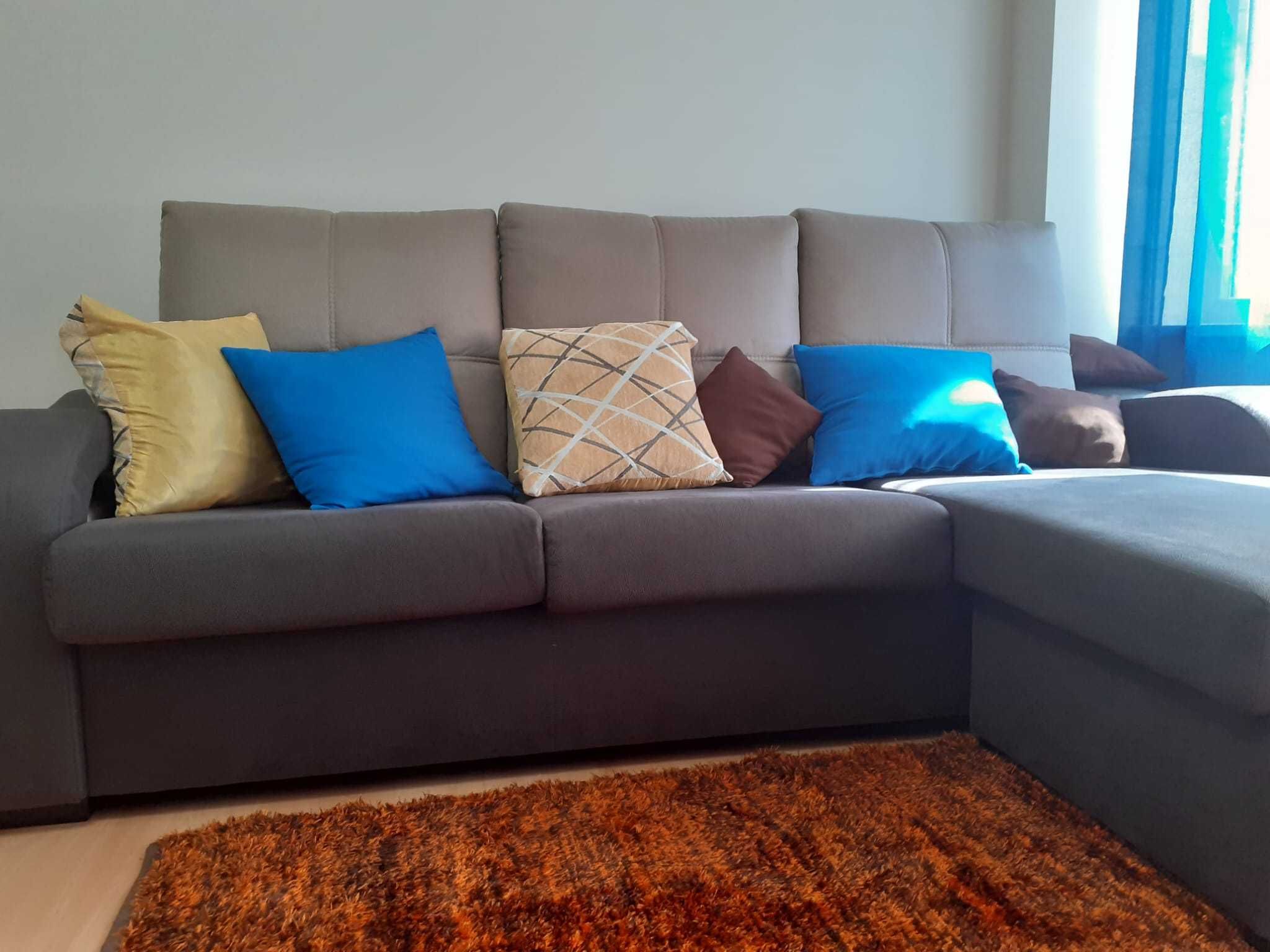 Sofá Chaise Longue em Excelente Estado - 2 puffs