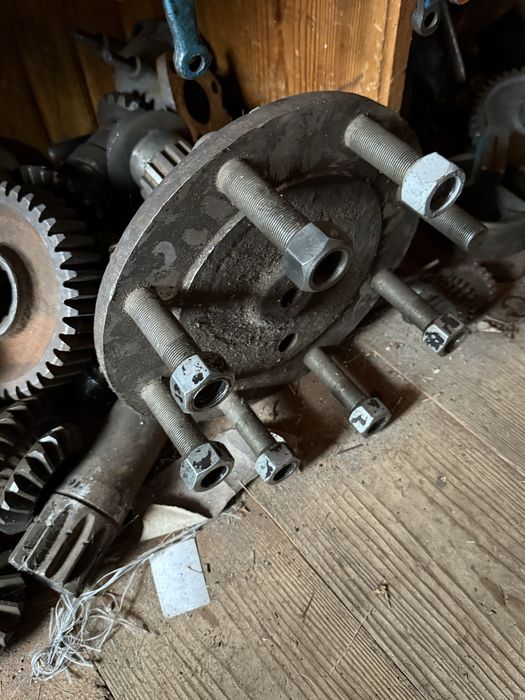 Продам колінвал т-40 і інші запчастини до тракторів