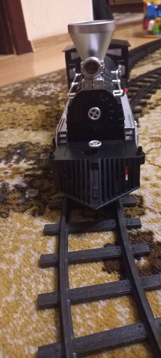 Потяг "Ера паровозів " з світло -музичними ефектами ,йде пар з труби