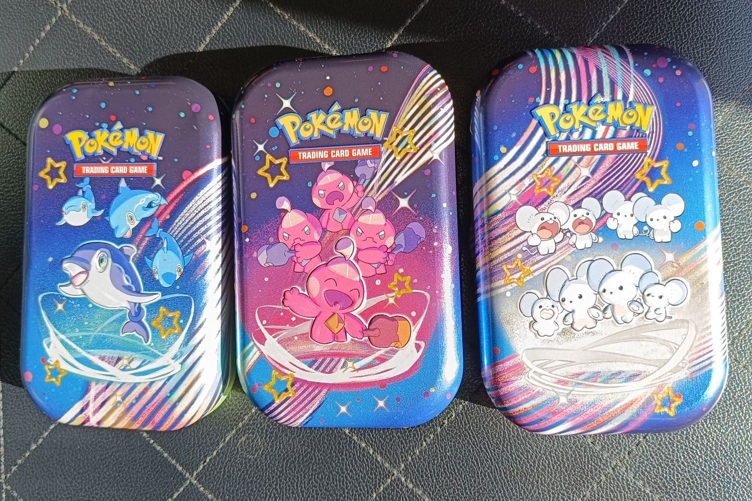 Mini Tins com 100 cartas Pokémon sortidas