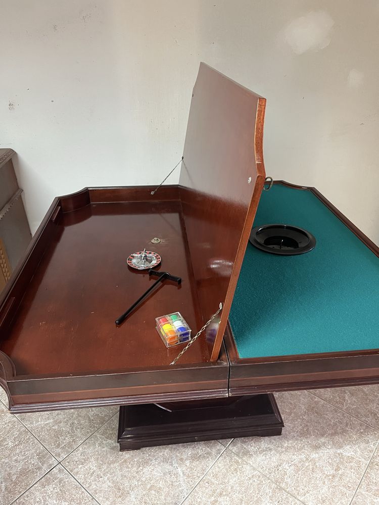 Mesa de jogo  e sala