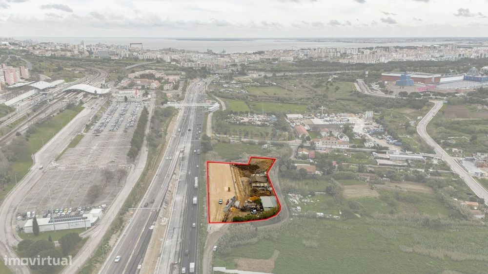 Cedência  Espaço de terreno com uma área util de 240 m² em Almada pert