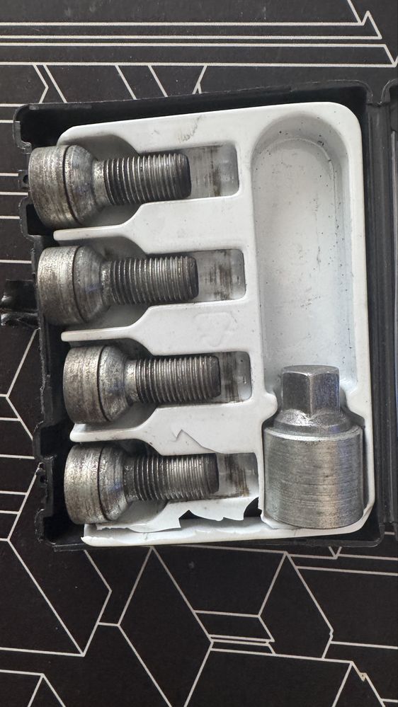 Śruby zabezpieczające felgi Skoda VW Seat Oryginały z ASO