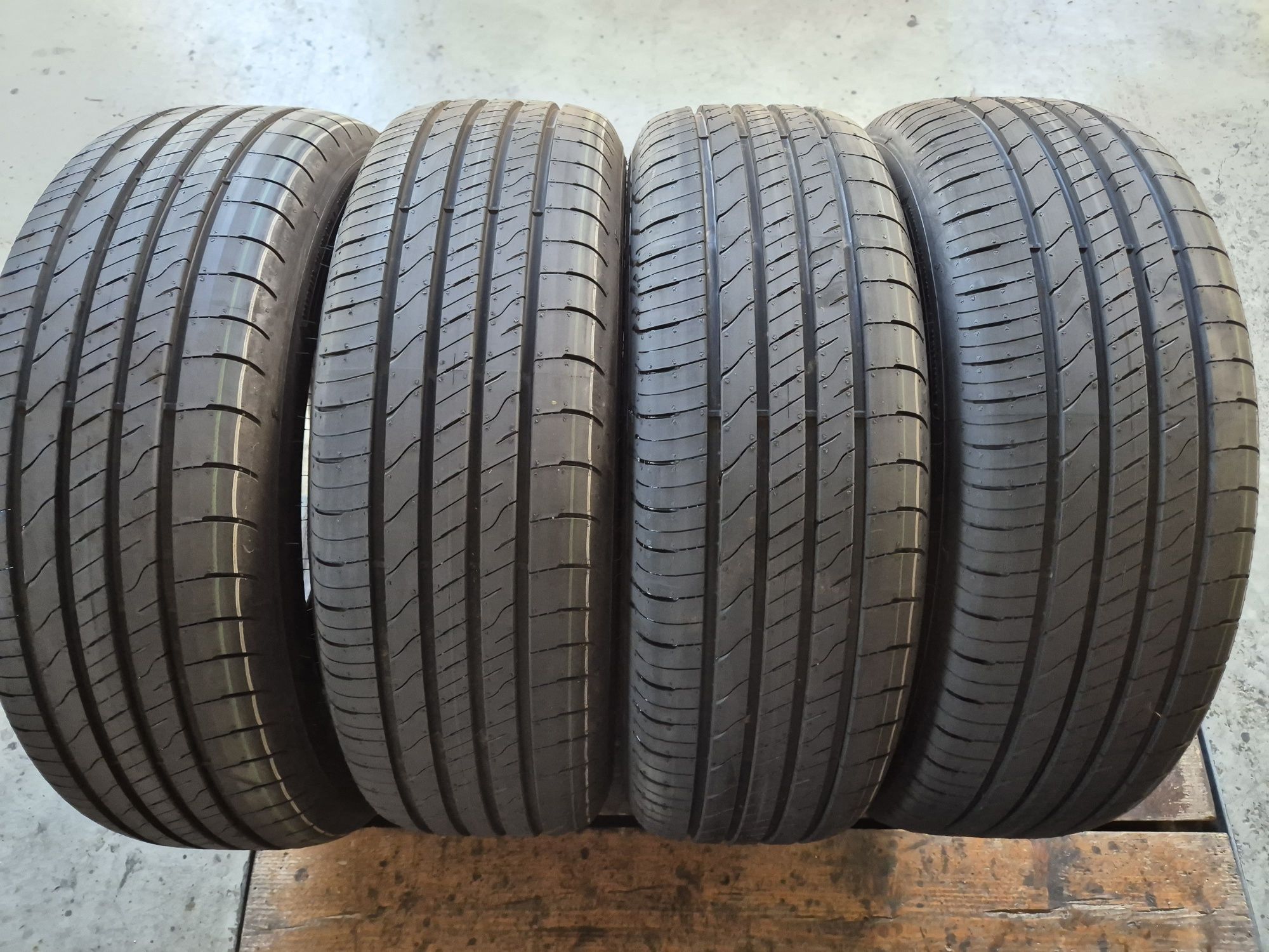 215/60/17 99V Goodyear UltraGrip performance 2 Suv  2023.r  wys. Grati